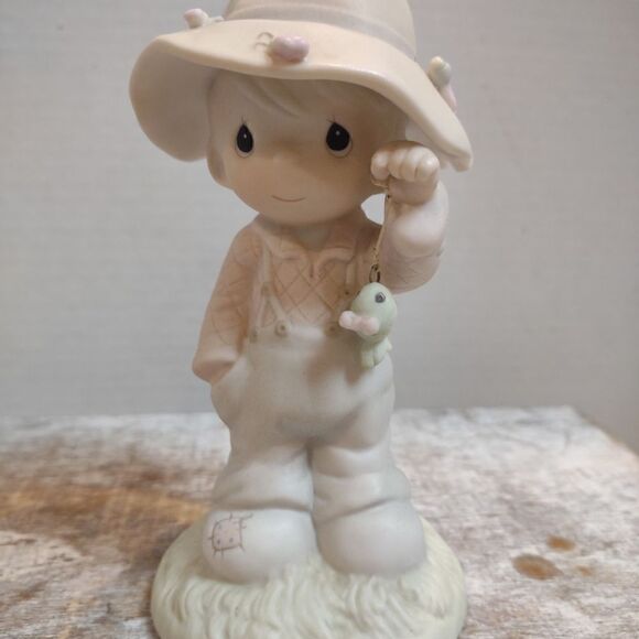 👍 Precious Moments Fisherman. C2 - Picture 2 of 6